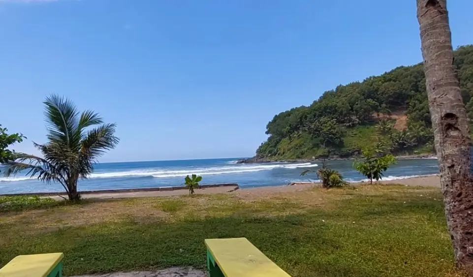 Pantai Karang Bolong