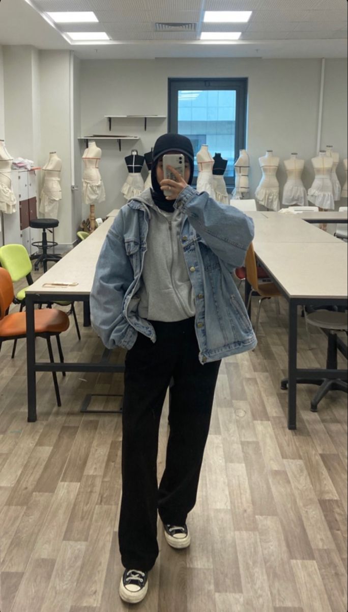 oversized hoodie dan loose pants untuk sporty look