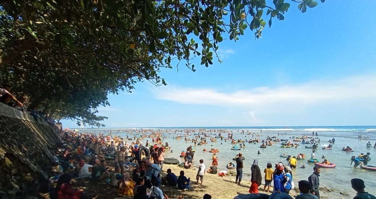 Ramainya Pantai Cipatujah