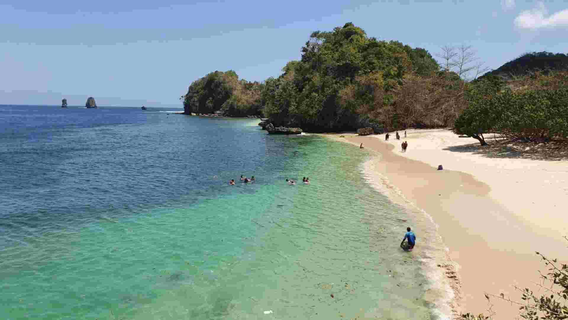 Beach Hopping di Pantai Tiga Warna Malang Selatan (Sumber: sidita.disbudpar.jatimprov.go.id)