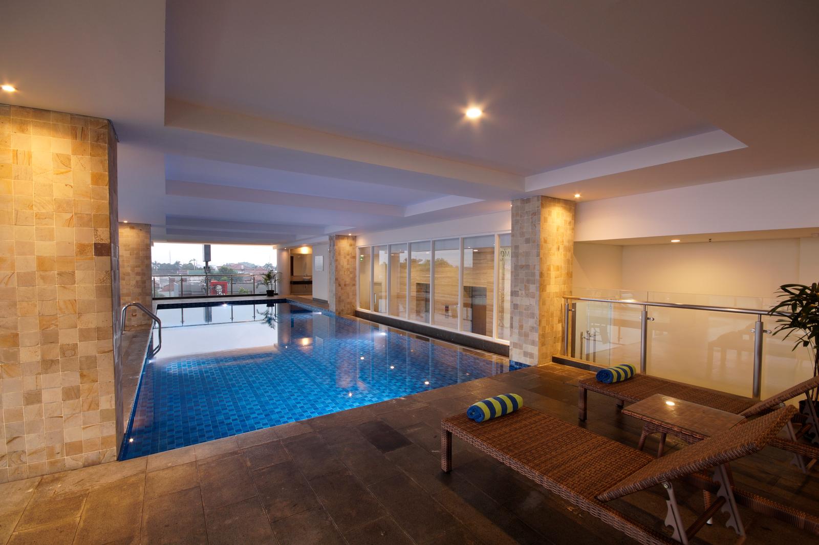 Semi-Indoor Pool PrimeBiz Hotel Tegal