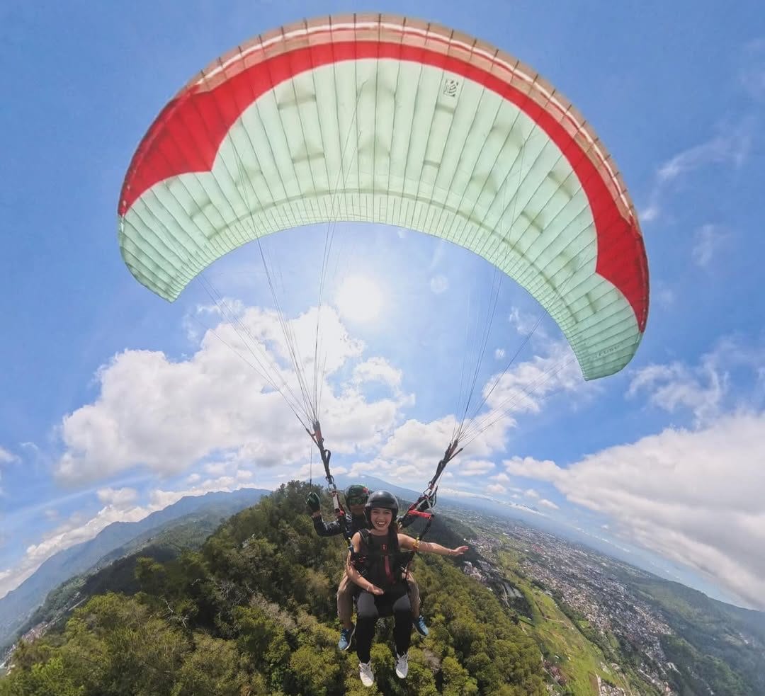 Paralayang Seru di Gunung Banyak, Batu (Sumber: Instagram/@paralayangbatu)