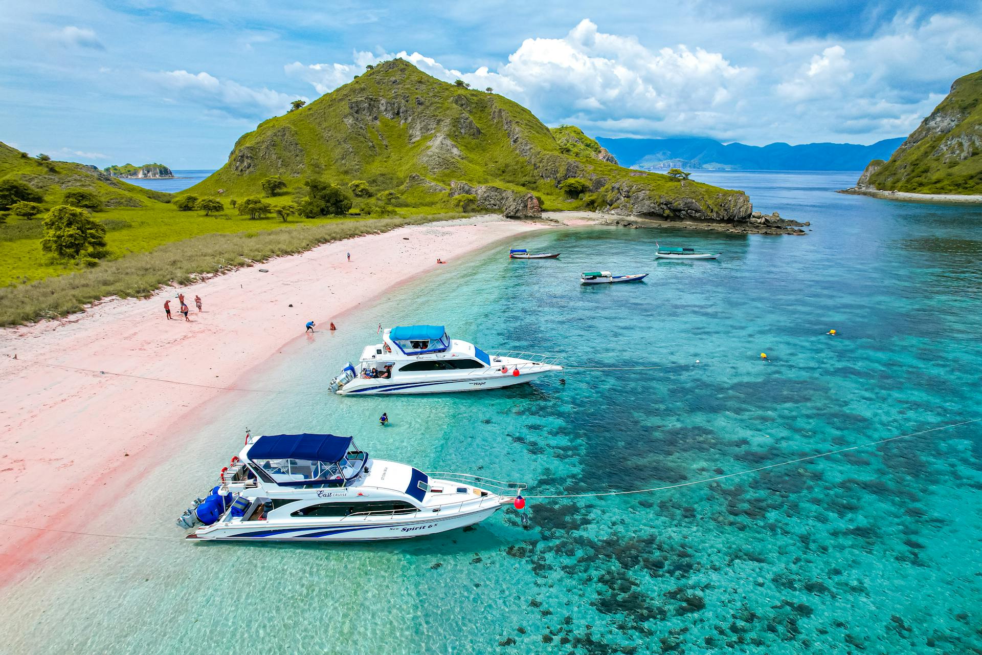 6 Kolam Renang Hotel Labuan Bajo: Syarat Akses & Biayanya