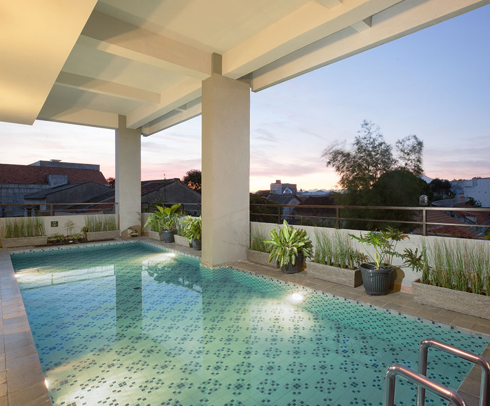 Kolam renang untuk umum di KHAS Tegal Hotel