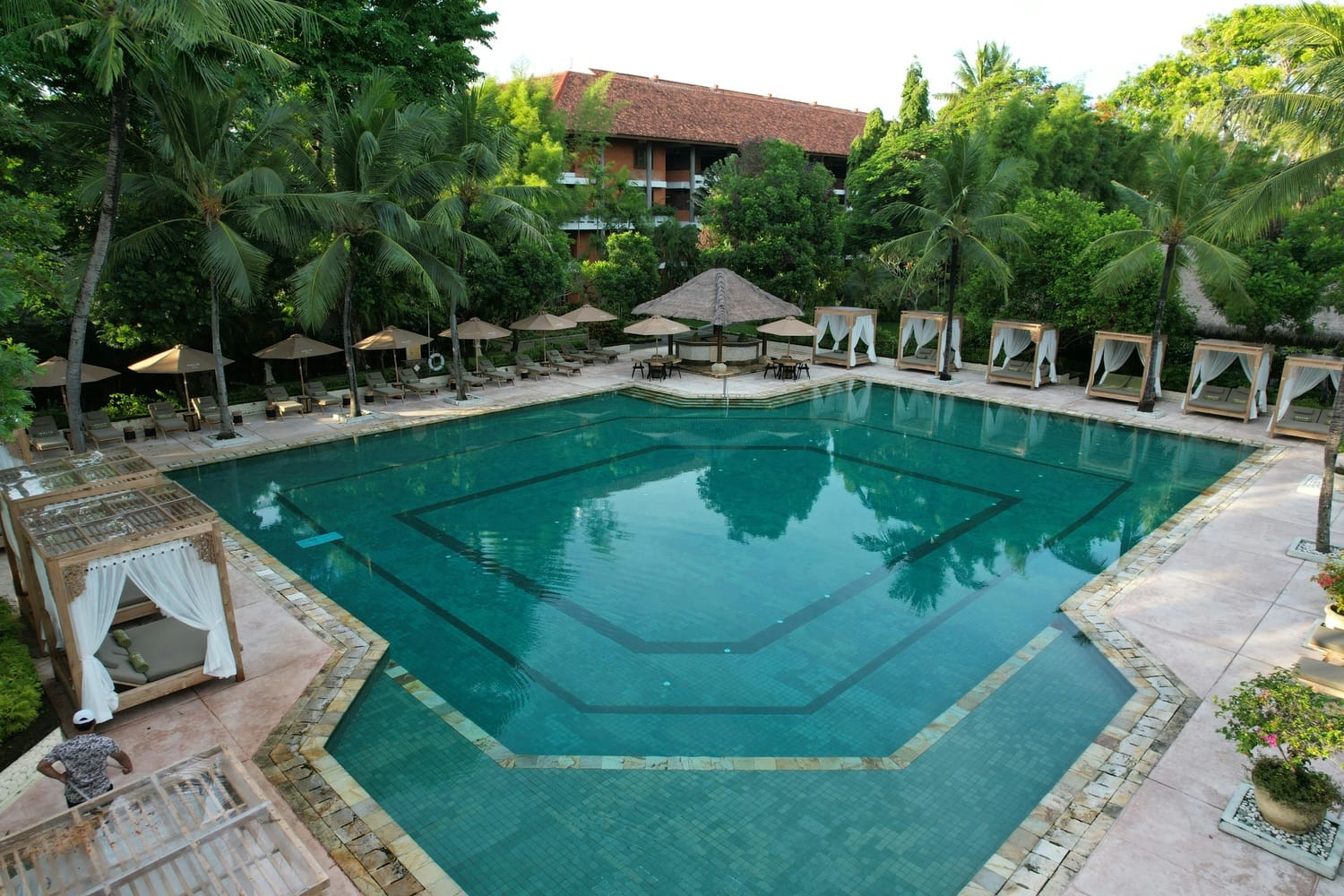 6 Kolam Renang Hotel Jember untuk Umum: Update Harga 2026