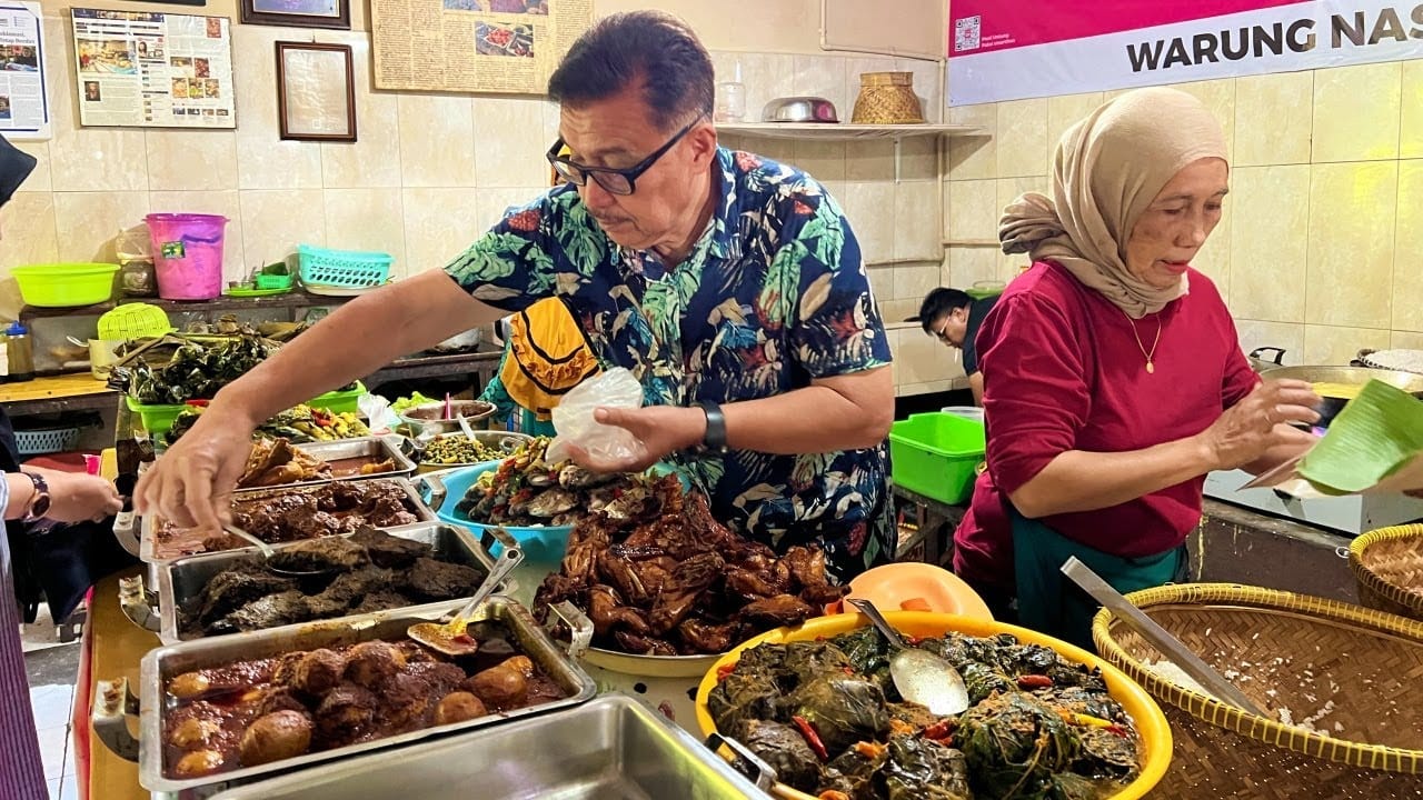 EMPAL GEPUK SAMBEL LEUNCA WARUNG BU EHA | Kuliner Bandung Legendaris