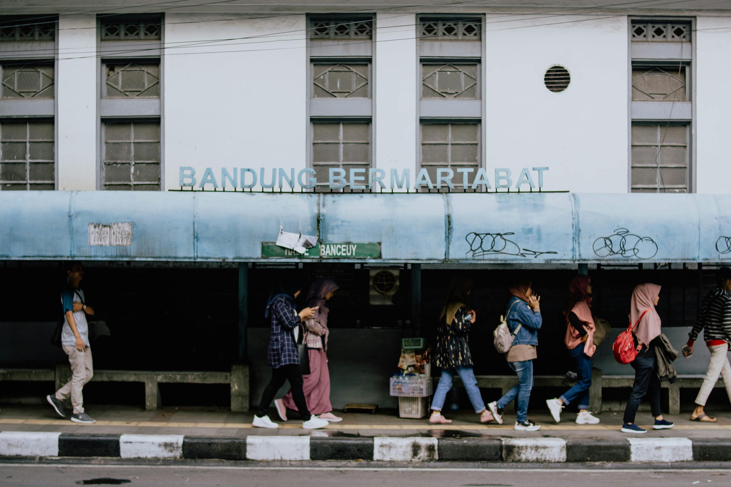 Kuliner Jalan Cihapit 2026: Daftar Legenda & Hidden Gem Baru