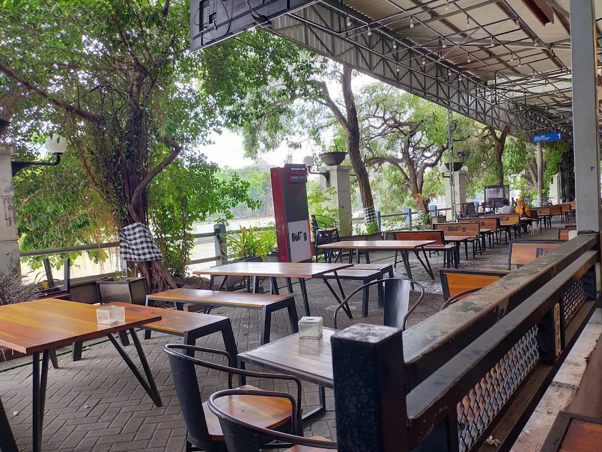 Rolag Kopi Kayoon: A Cozy CafƩ Experience by the River in Surabaya