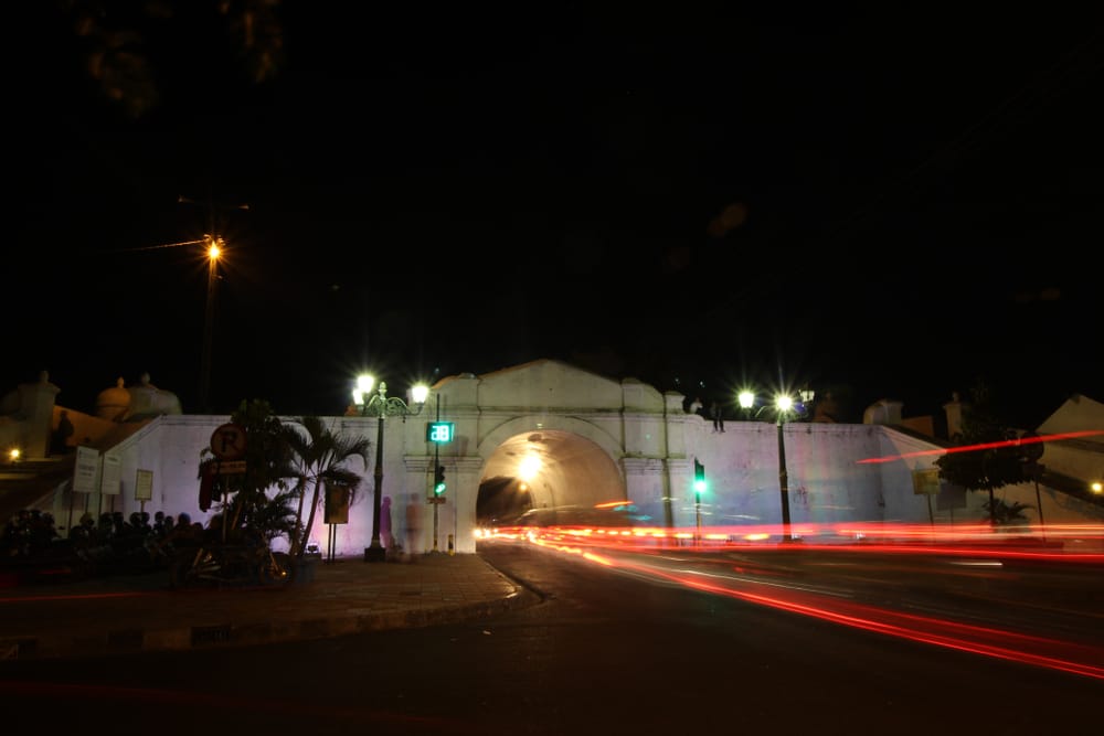 7 Wisata Malam Jogja, Rute Jalan Kaki & Spot Estetik