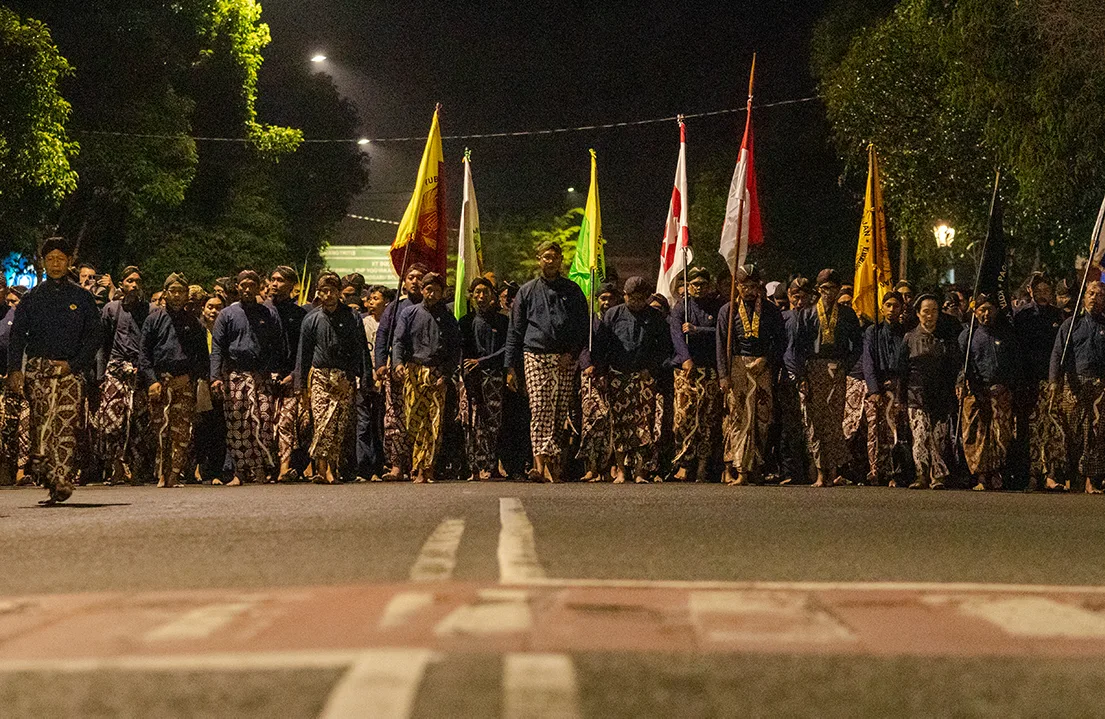 Abdi Dalem dan Masyarakat Yogyakarta Gelar Mubeng Beteng, Tradisi Malam Satu Suro | Cerita Jogja