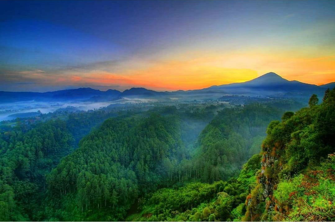 Tebing Keraton: Surga Bagi Pecinta Alam di Bandung - Booking hotel murah villa terbaik penginapan terdekat kos bulanan nyaman