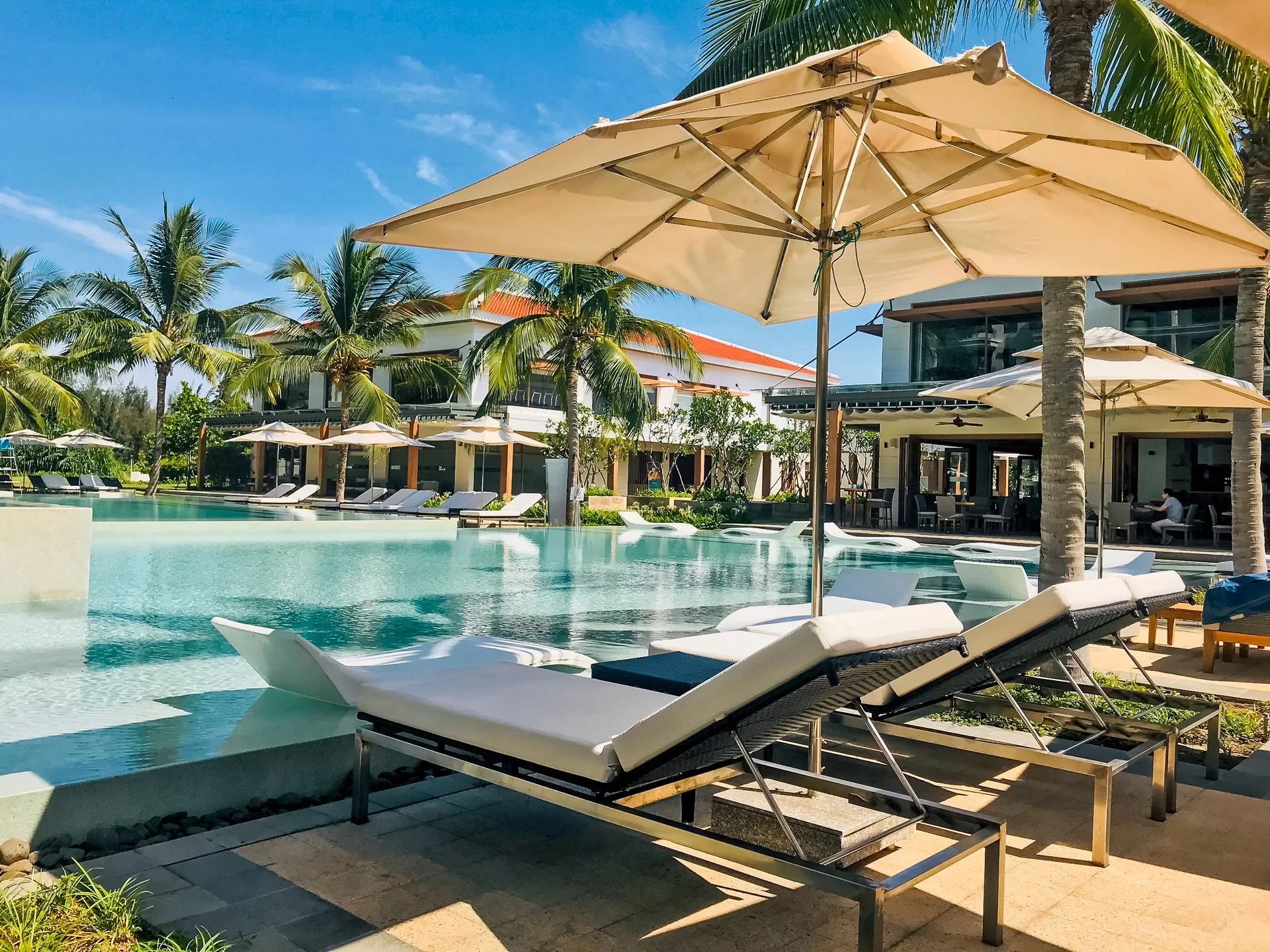 7 Kolam Renang Hotel di Palembang untuk Umum, Lengkap!