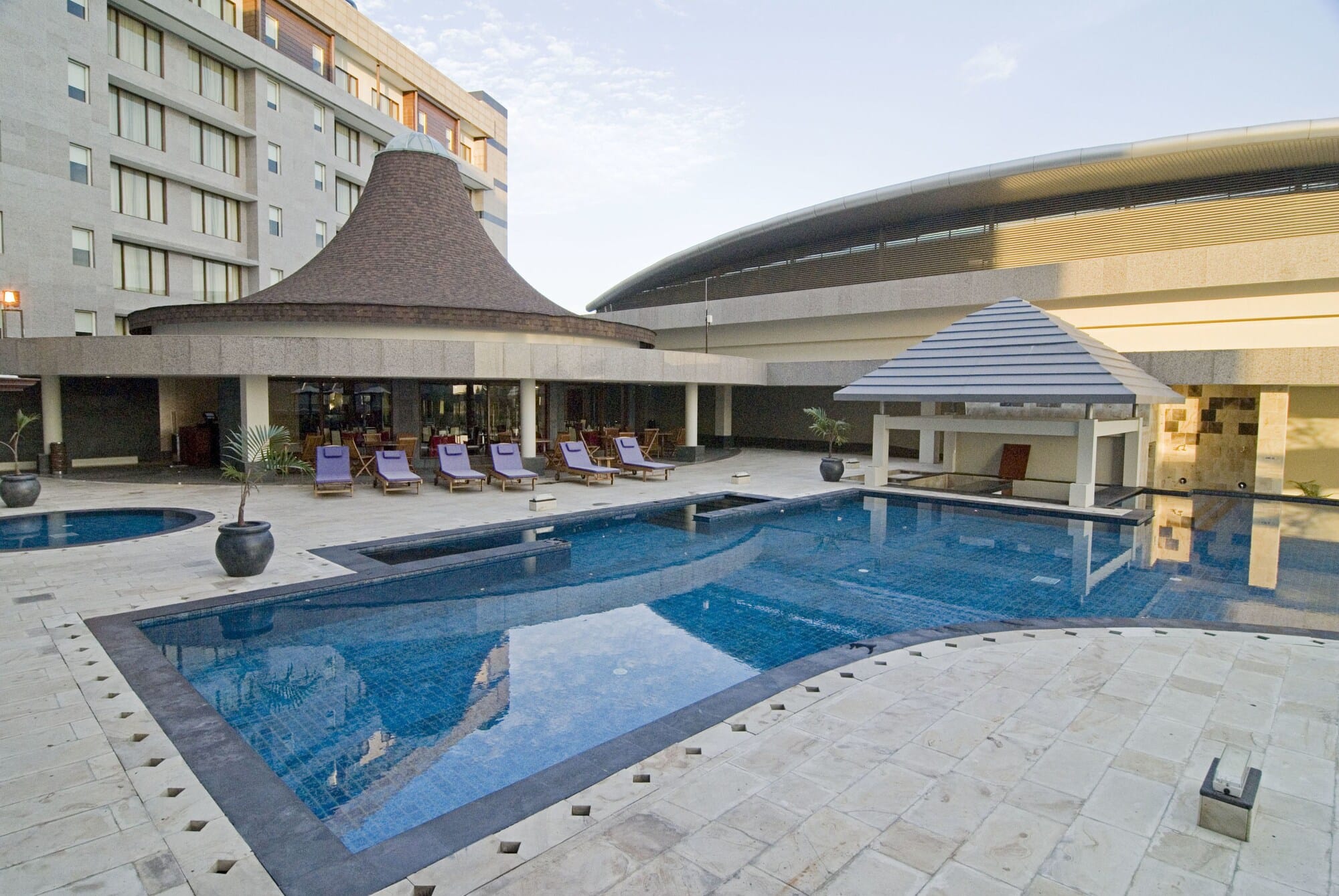 Kolam Renang Hotel di Pekanbaru untuk Umum, Lengkap dengan HTM dan Fasilitas