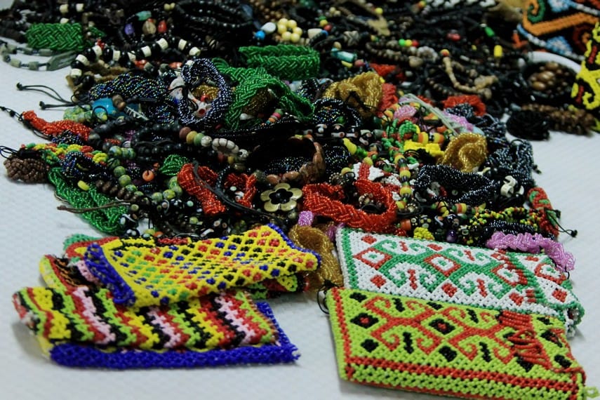 Ragam Warna Manik-manik Suku Dayak Memiliki Arti Magis - Indonesia Kaya