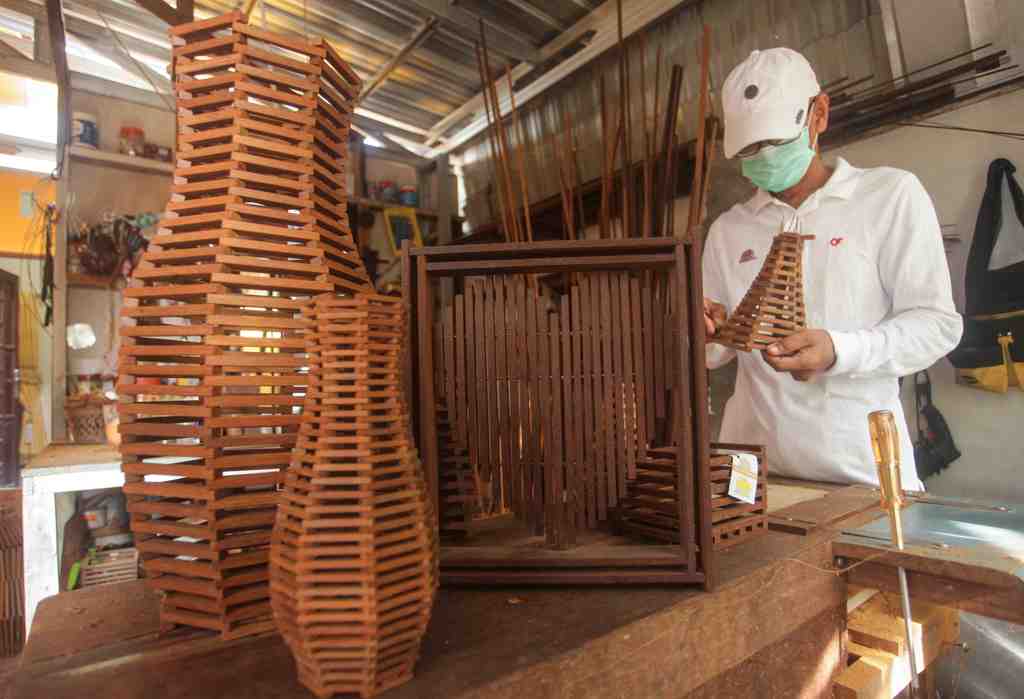 InfoPublik - KERAJINAN POT BUNGA DARI LIMBAH KAYU ULIN