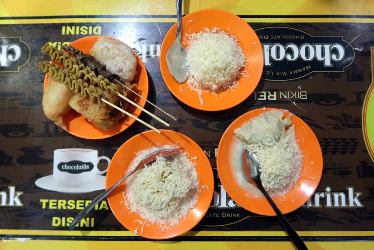 Makan di Pos Ketan Legenda 1967 Dilanjut Nongkrong di Alun-Alun Batu – my eat and travel story