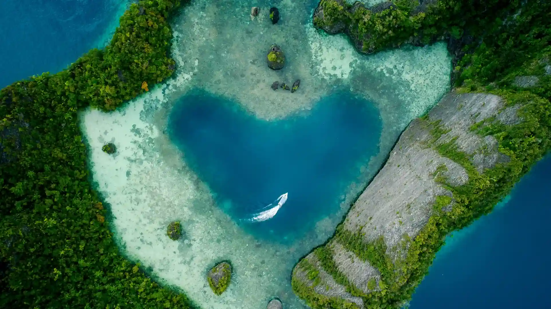 Dafalen Danau Cinta di Misool Ampat | Komodo Luxury