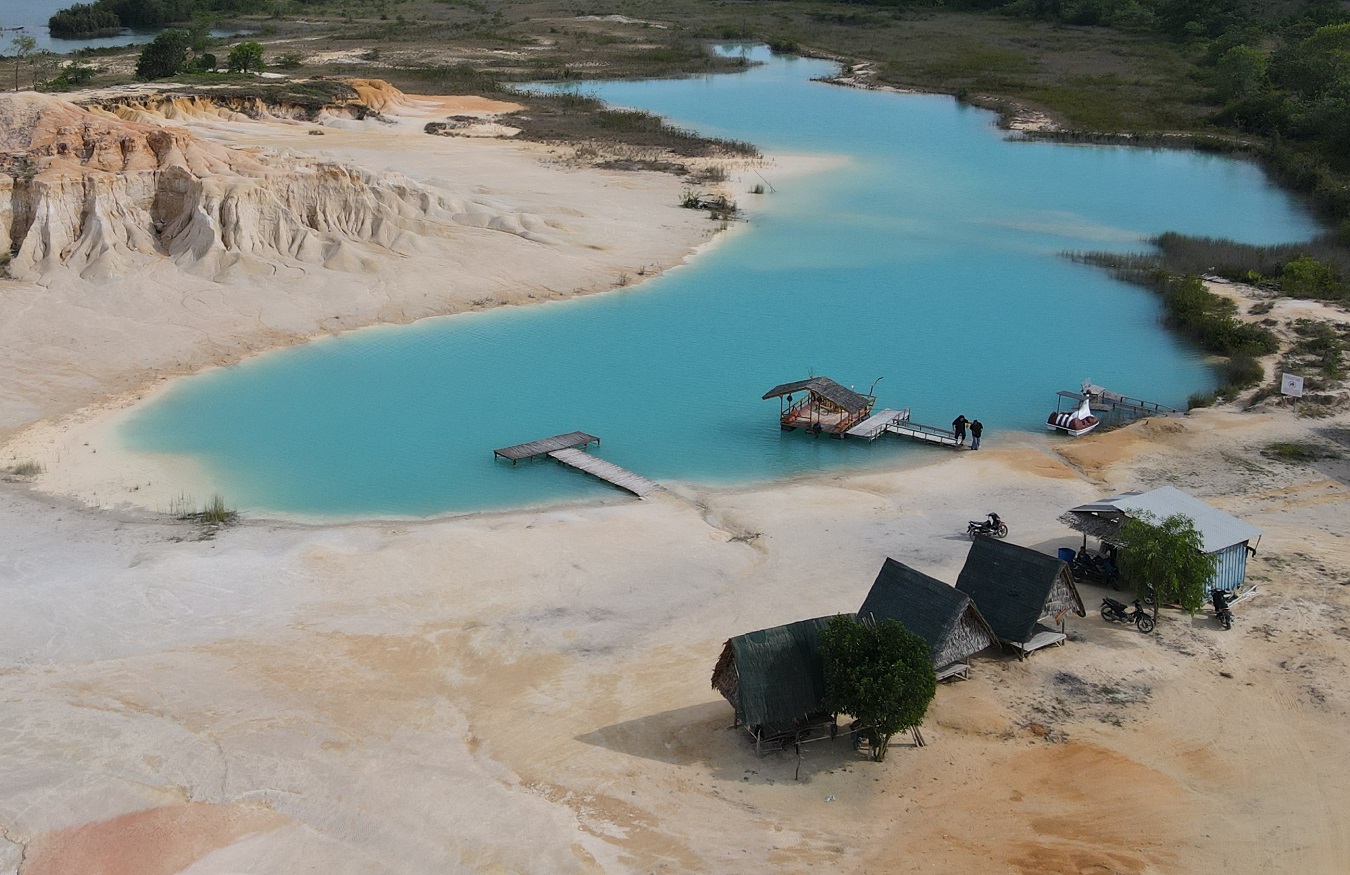 Gurun Pasir dan Telaga Biru Desa Busung, Destinasi Unik di Pulau Bintan