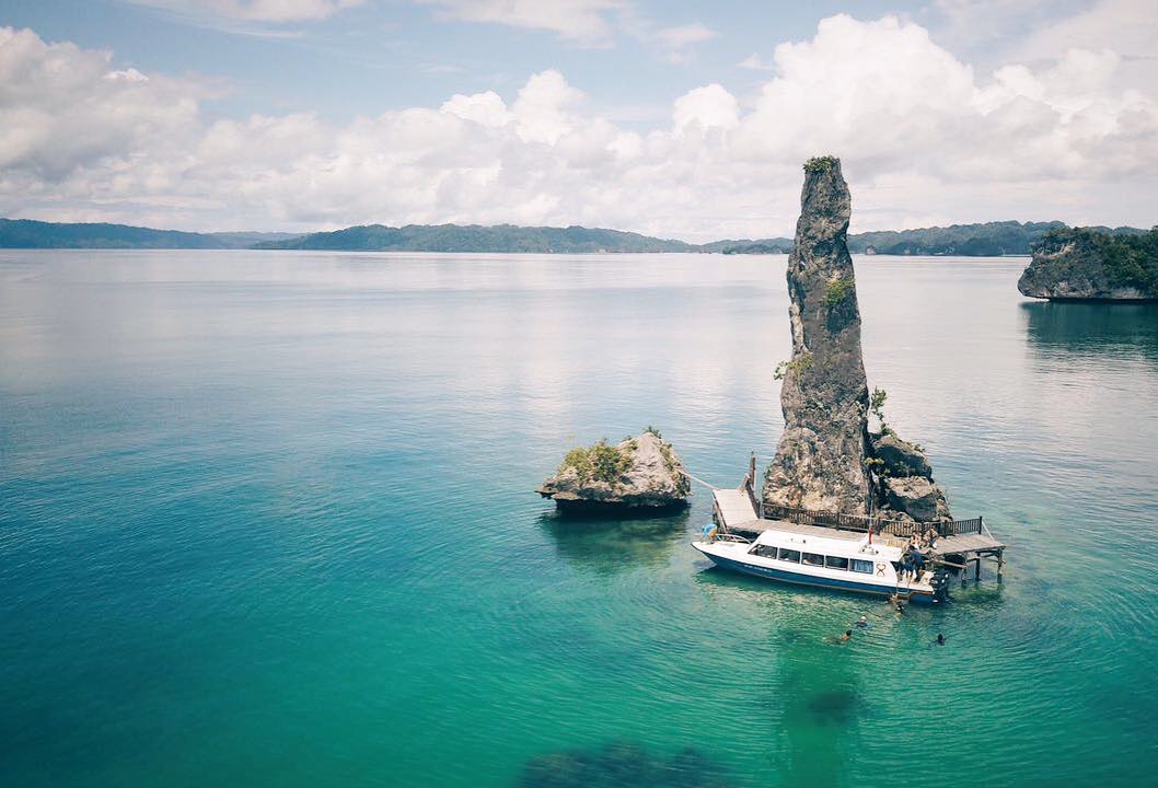 Melihat Keunikan Batu Pensil di Teluk Kabui Raja Ampat -