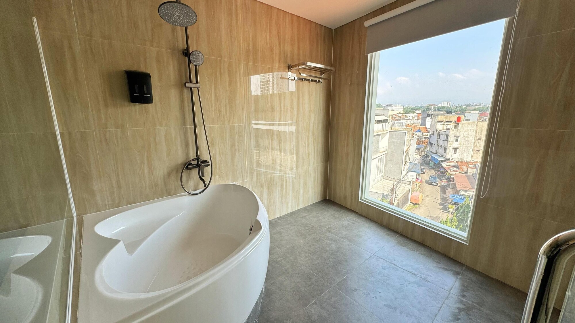 Kamar hotel nyaman dengan bathtub untuk staycation di Bandung