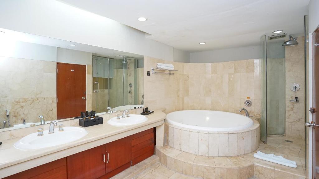 Fasilitas bathtub di kamar hotel Bandung untuk pasangan