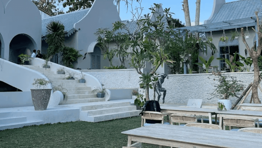 Cafe garden dengan area outdoor yang hijau di Jogja