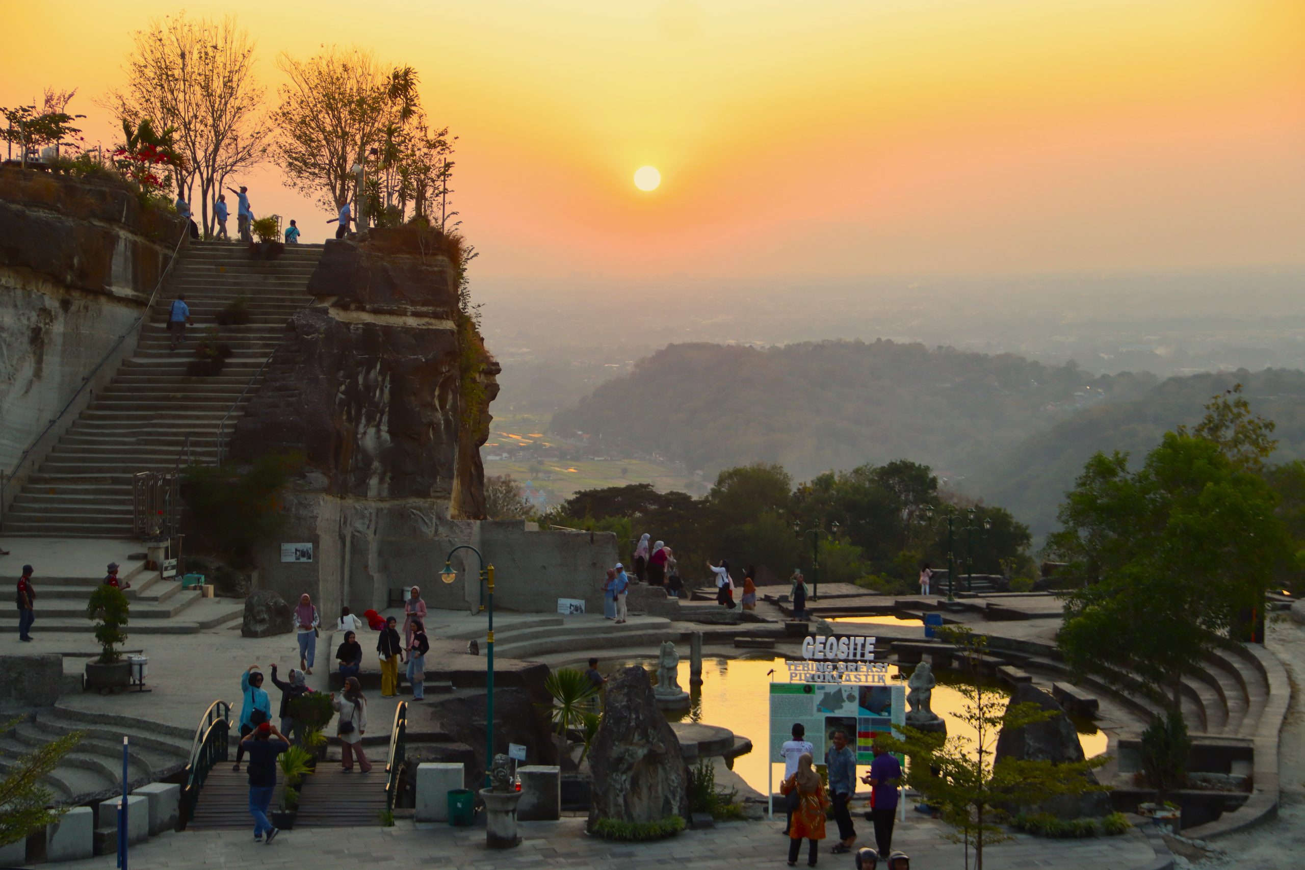 Menanti Senja Di Tebing Breksi – Salah Satu Spot Sunset Jogja - Tebing Breksi Piroklastik