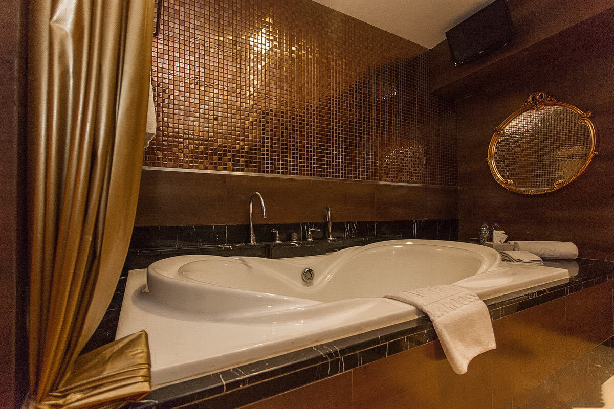Kamar mandi hotel dengan bathtub untuk staycation di Bandung