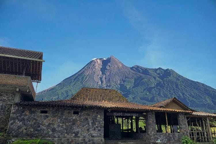 Cafe dengan pemandangan Gunung Merapi di Jogja