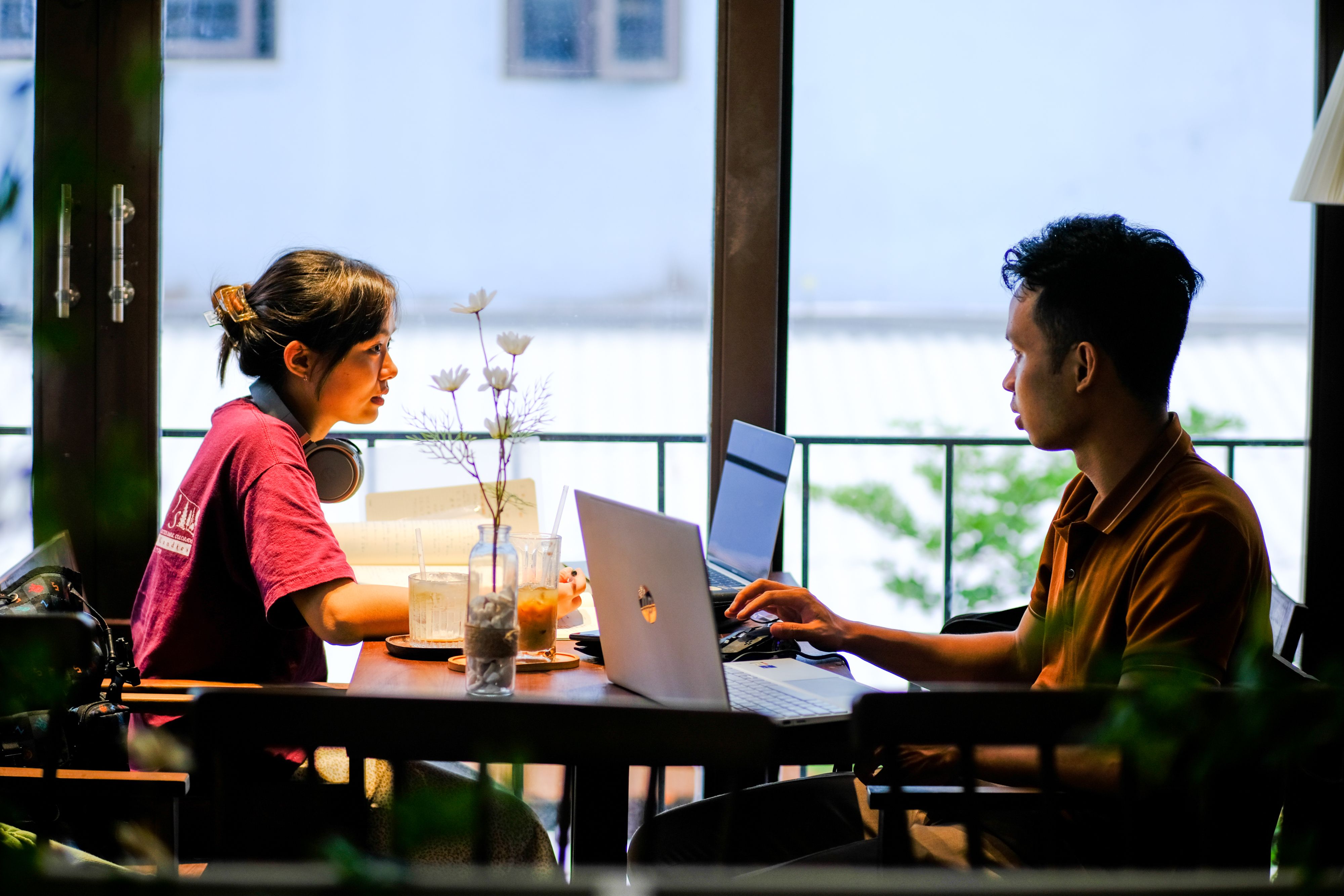 Aktivitas work from cafe menggunakan laptop
