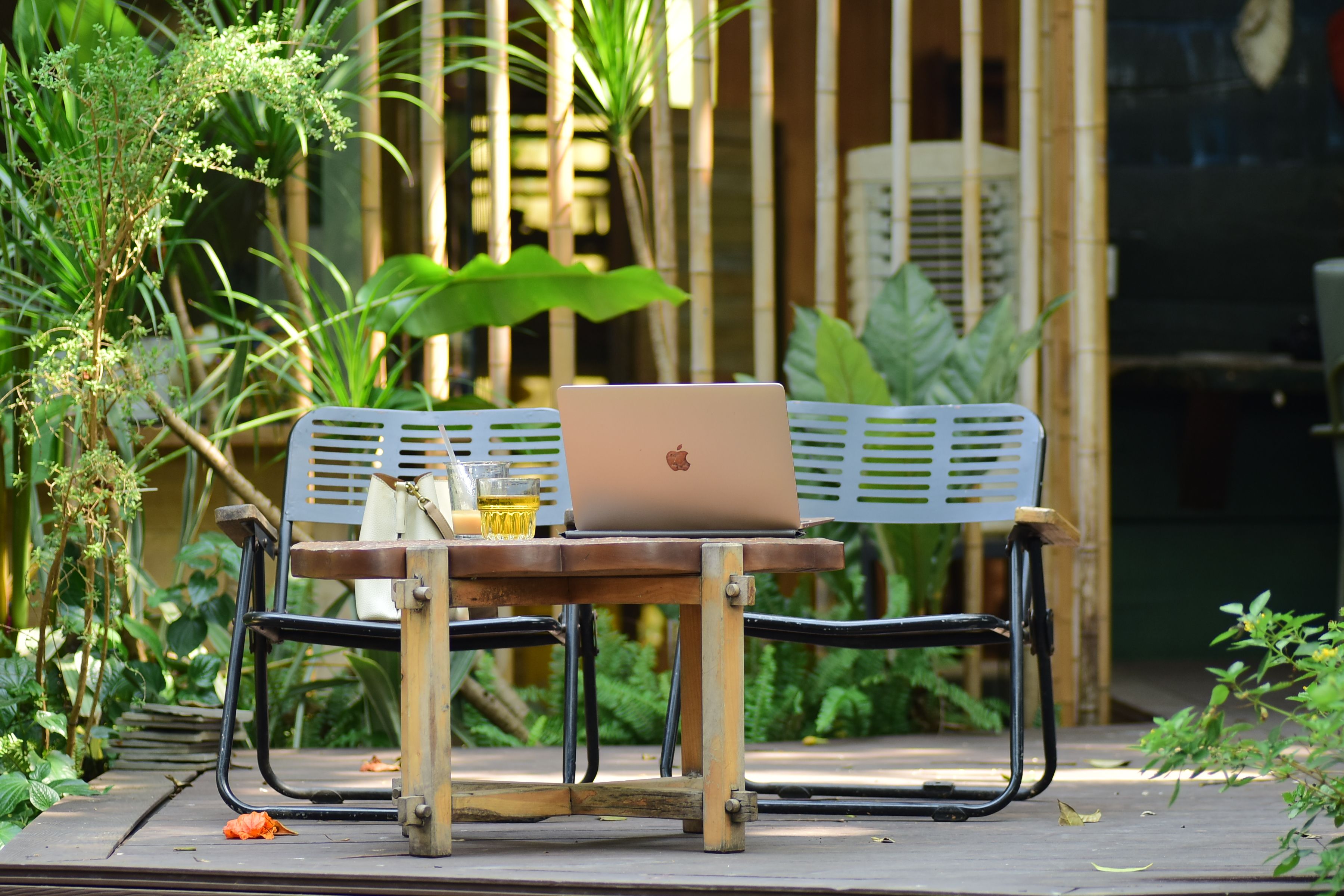 Suasana bekerja menggunakan laptop di cafe