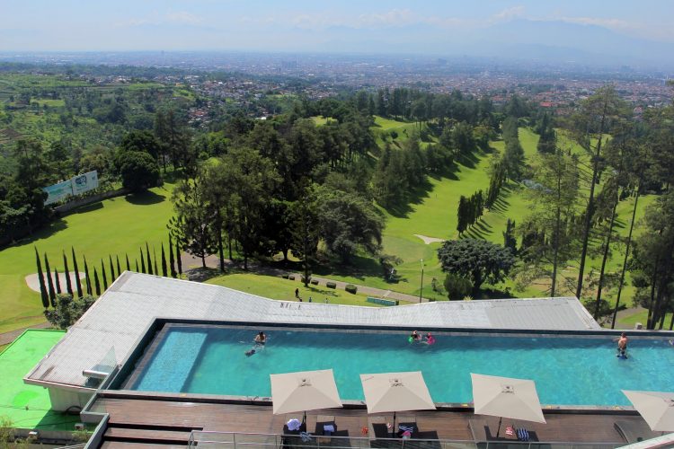 Kolam renang berpemanas di Swiss-Belresort Dago Heritage dengan pemandangan Dago.