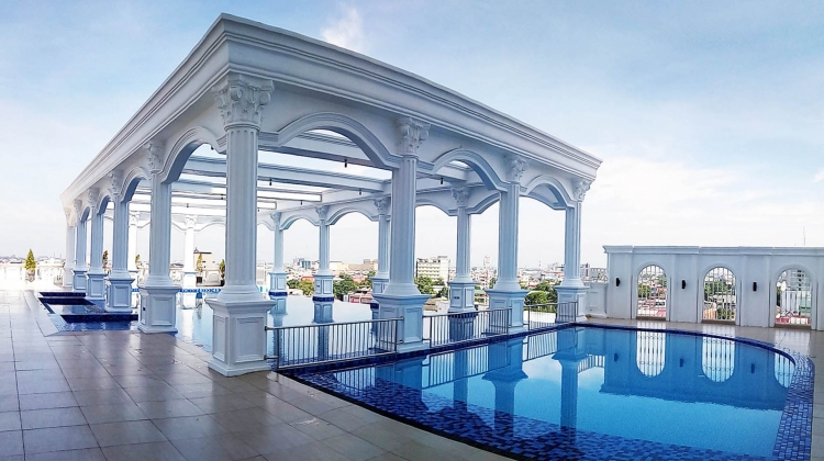 Suasana kolam renang Adimulia Hotel Medan di lantai tujuh