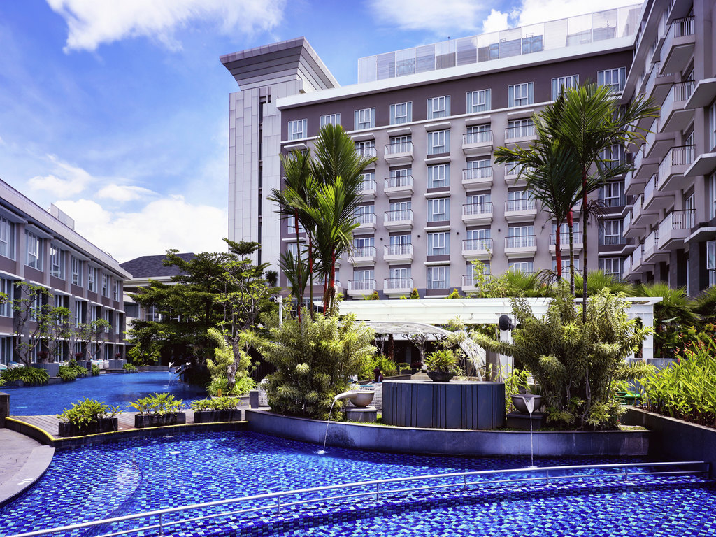 Area jacuzzi air hangat di hotel untuk relaksasi saat liburan di Bandung