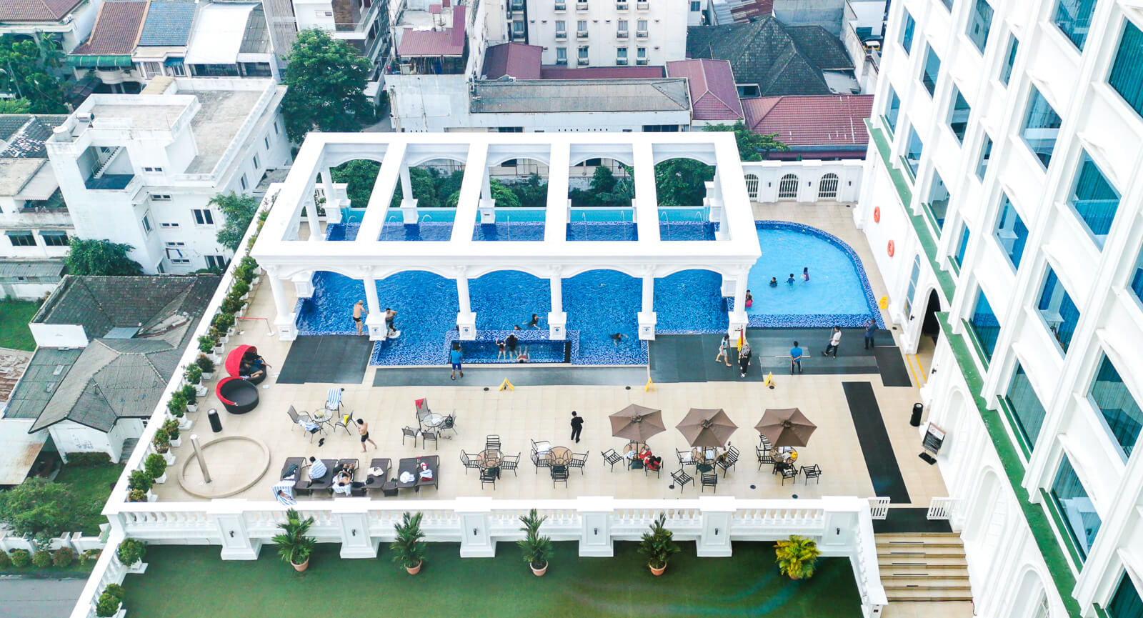 Area Pool Garden untuk bersantai di Adimulia Hotel Medan