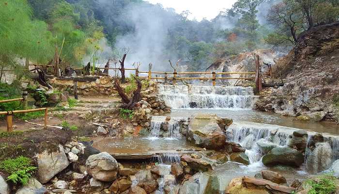 Pemandian air panas alami di Kawah Rengganis Cibuni, kawasan Rancabali.