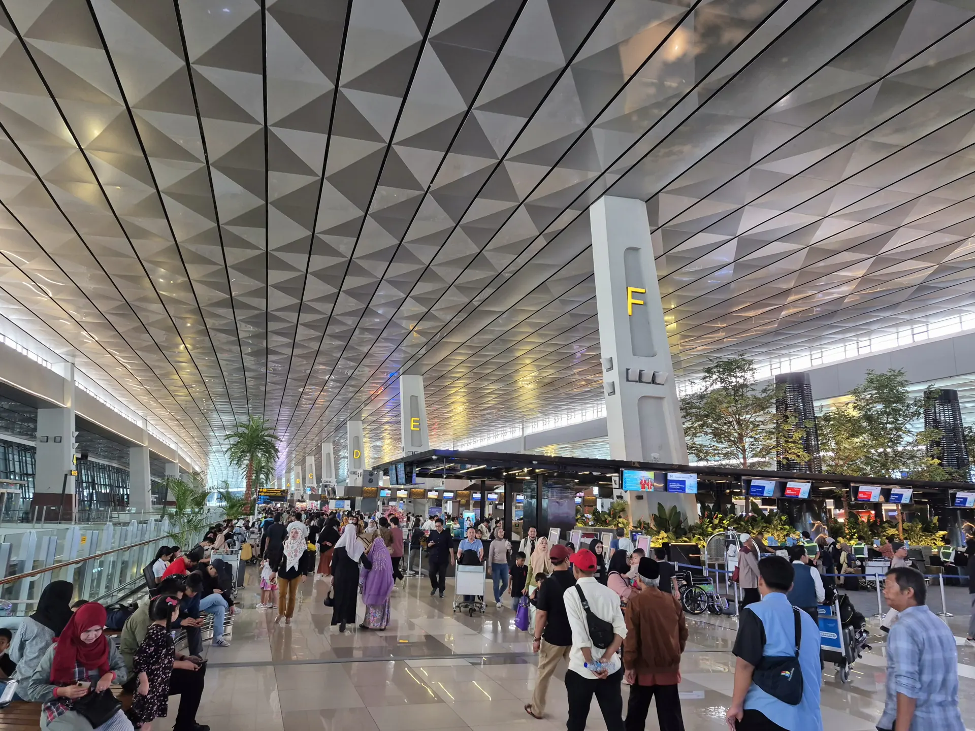 Penumpang ramai mengantre di area konter check-in zona F Terminal 3 Bandara Soekarno-Hatta