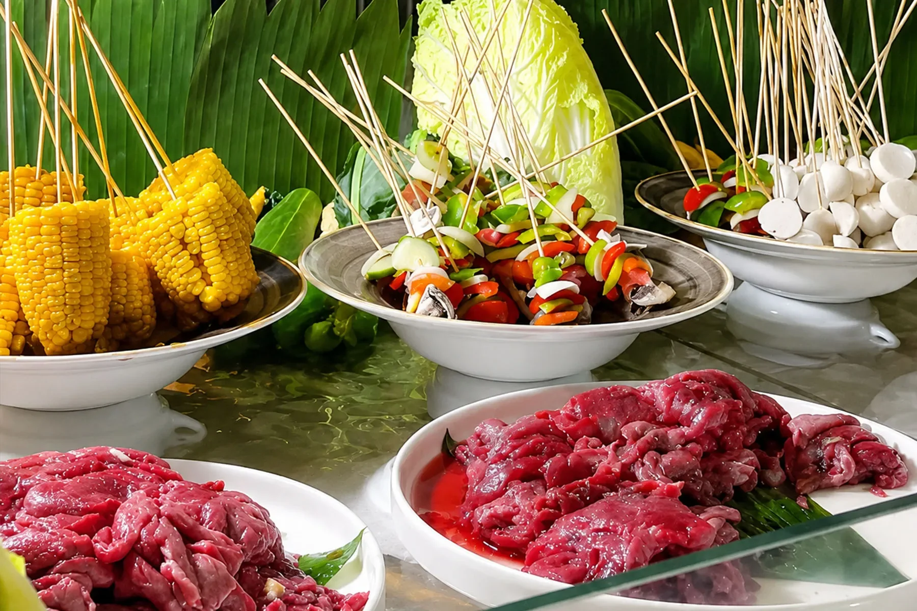 Jagung, sate sayur, dan irisan daging untuk acara BBQ di Aston Inn Cilacap