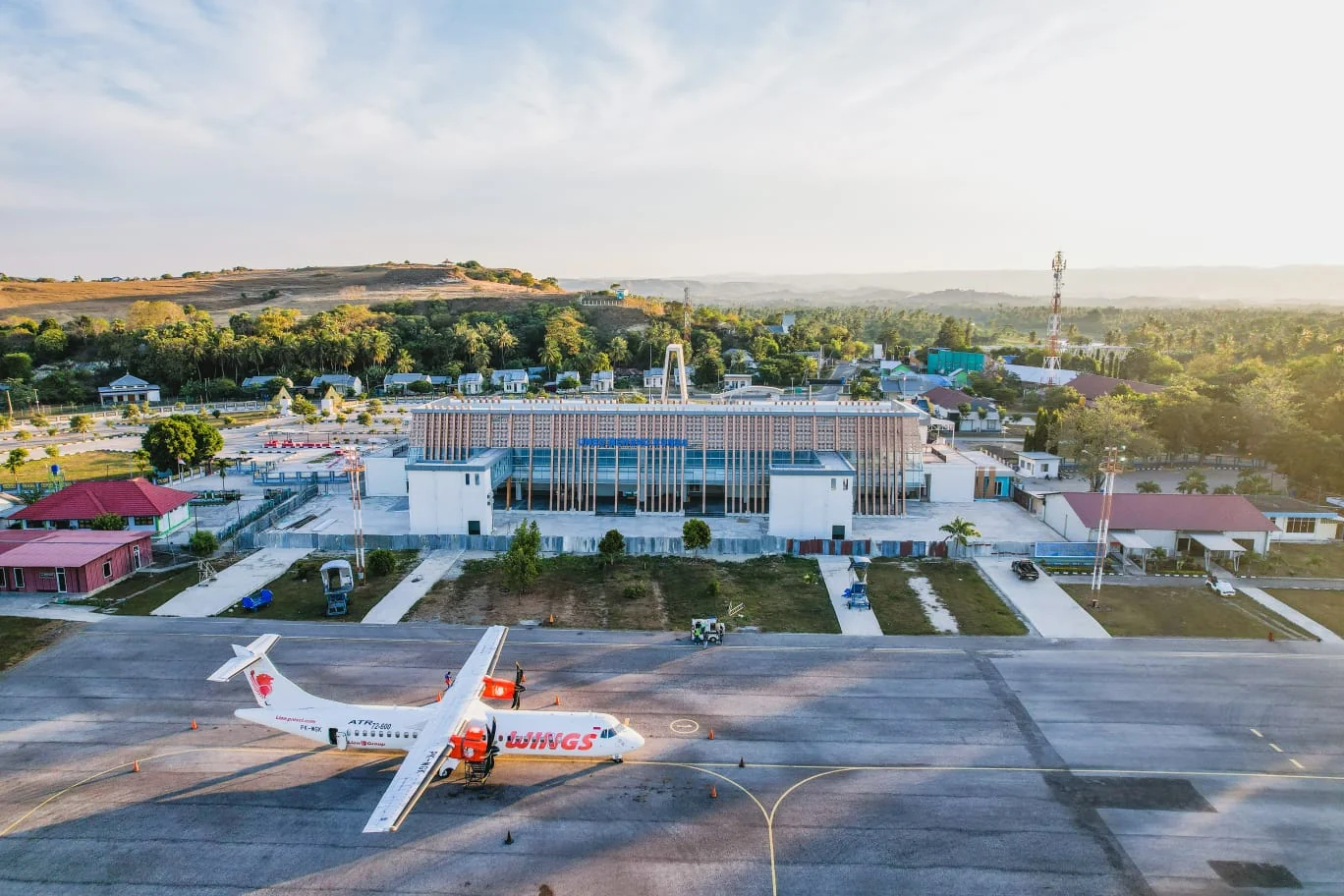 pesawat ATR 72 Wings Air parkir di apron depan gedung terminal Bandara Umbu Mehang Kunda, Waingapu