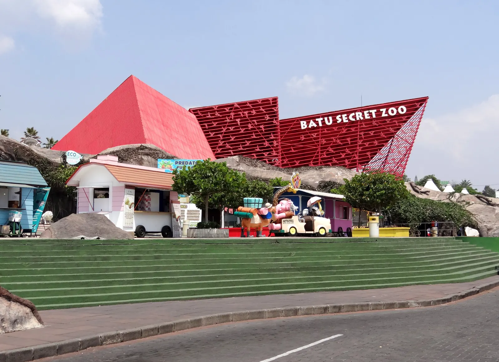 Paviliun pintu masuk merah bertuliskan Batu Secret Zoo di Jatim Park 2, Kota Batu