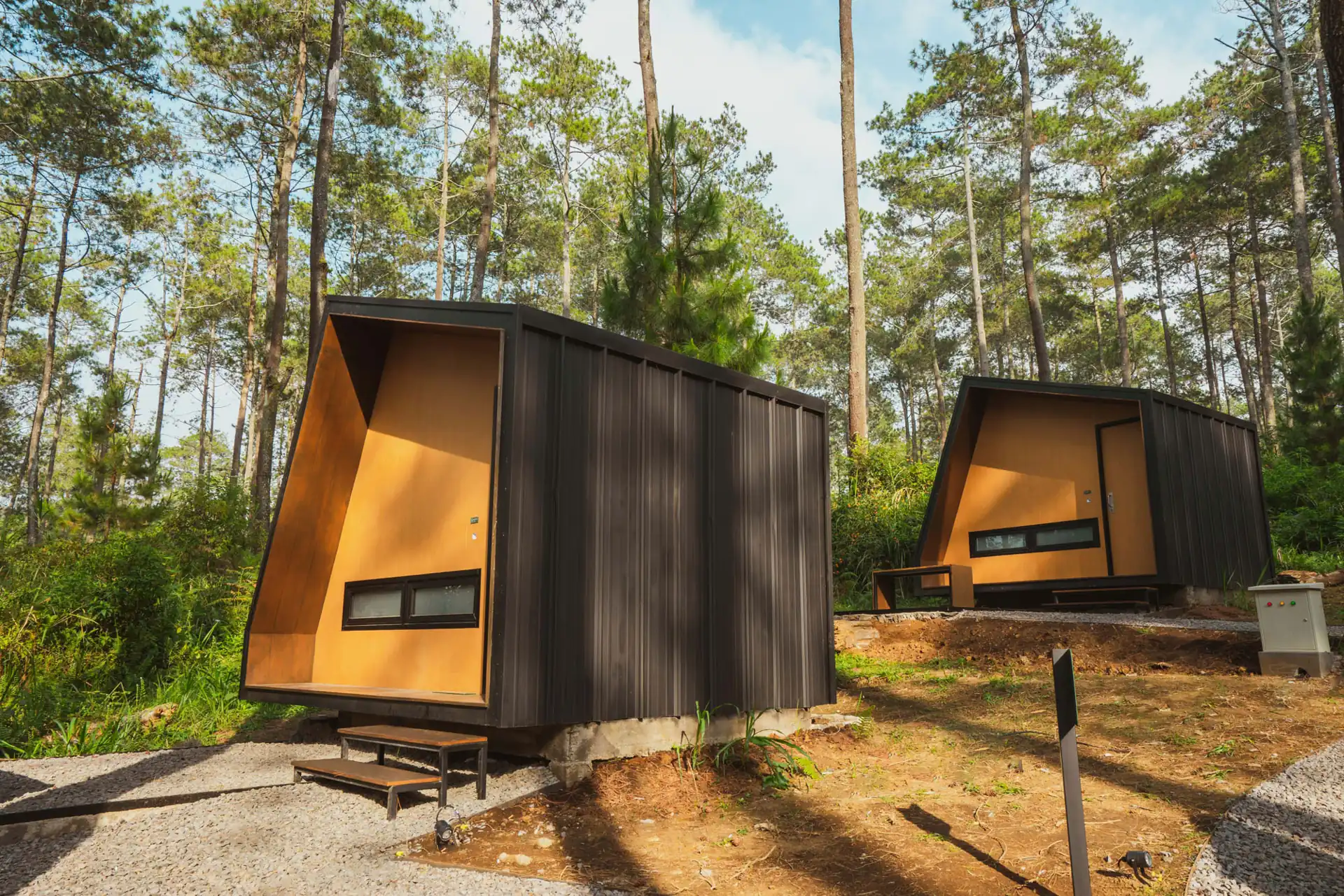 Dua Standard Cabin Bobocabin Cikole di antara pohon pinus Lembang