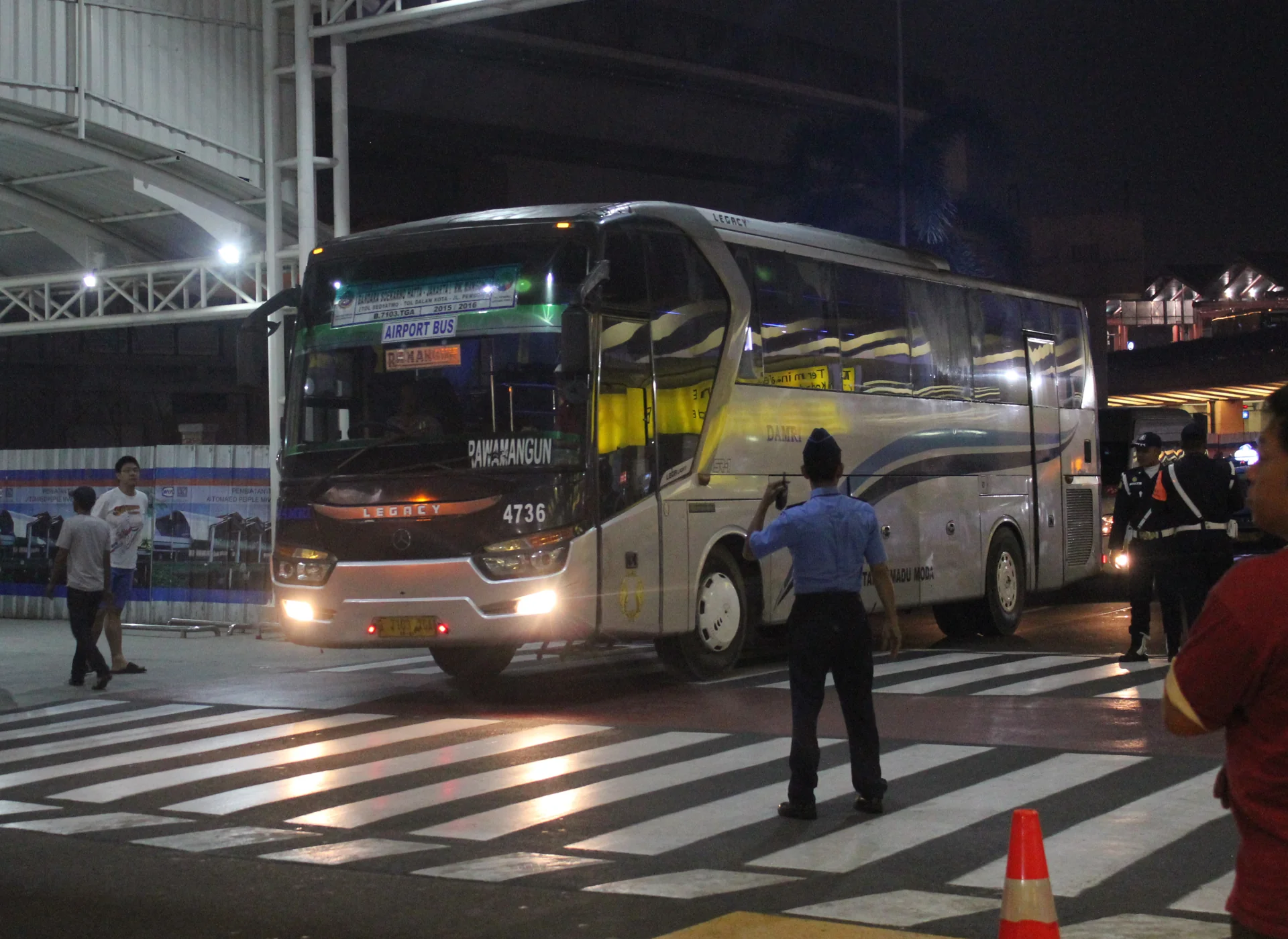 Bus DAMRI Airport Bus jurusan Rawamangun keluar dari area Bandara Soekarno-Hatta