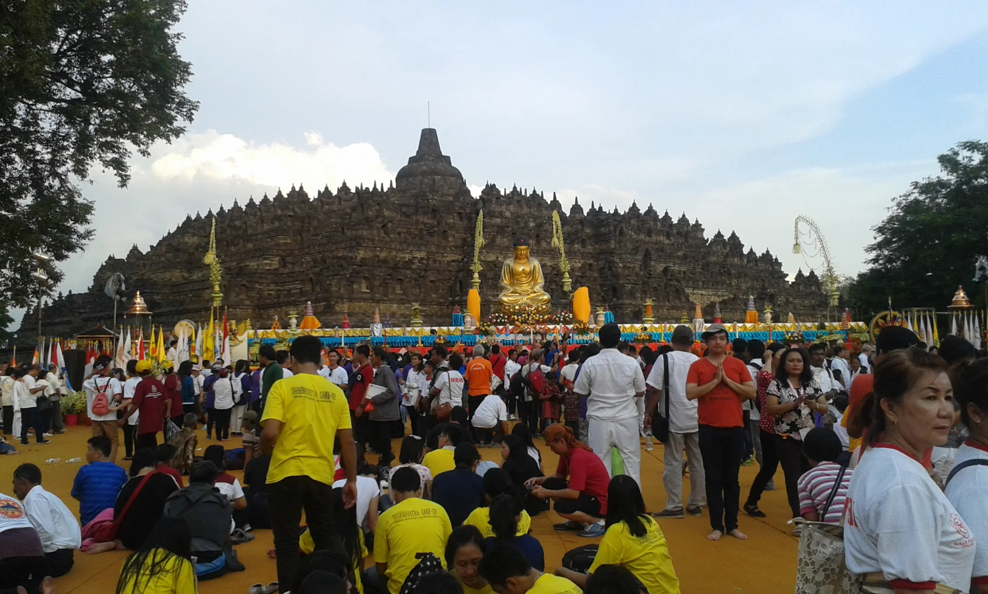 Umat Buddha di pelataran Candi Borobudur saat perayaan Waisak
