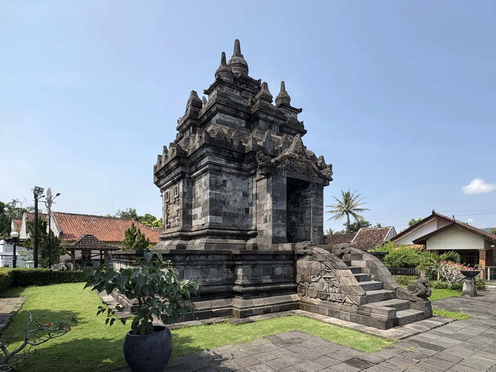 Candi Pawon tampak dari sisi barat laut dengan dinding batu berukir