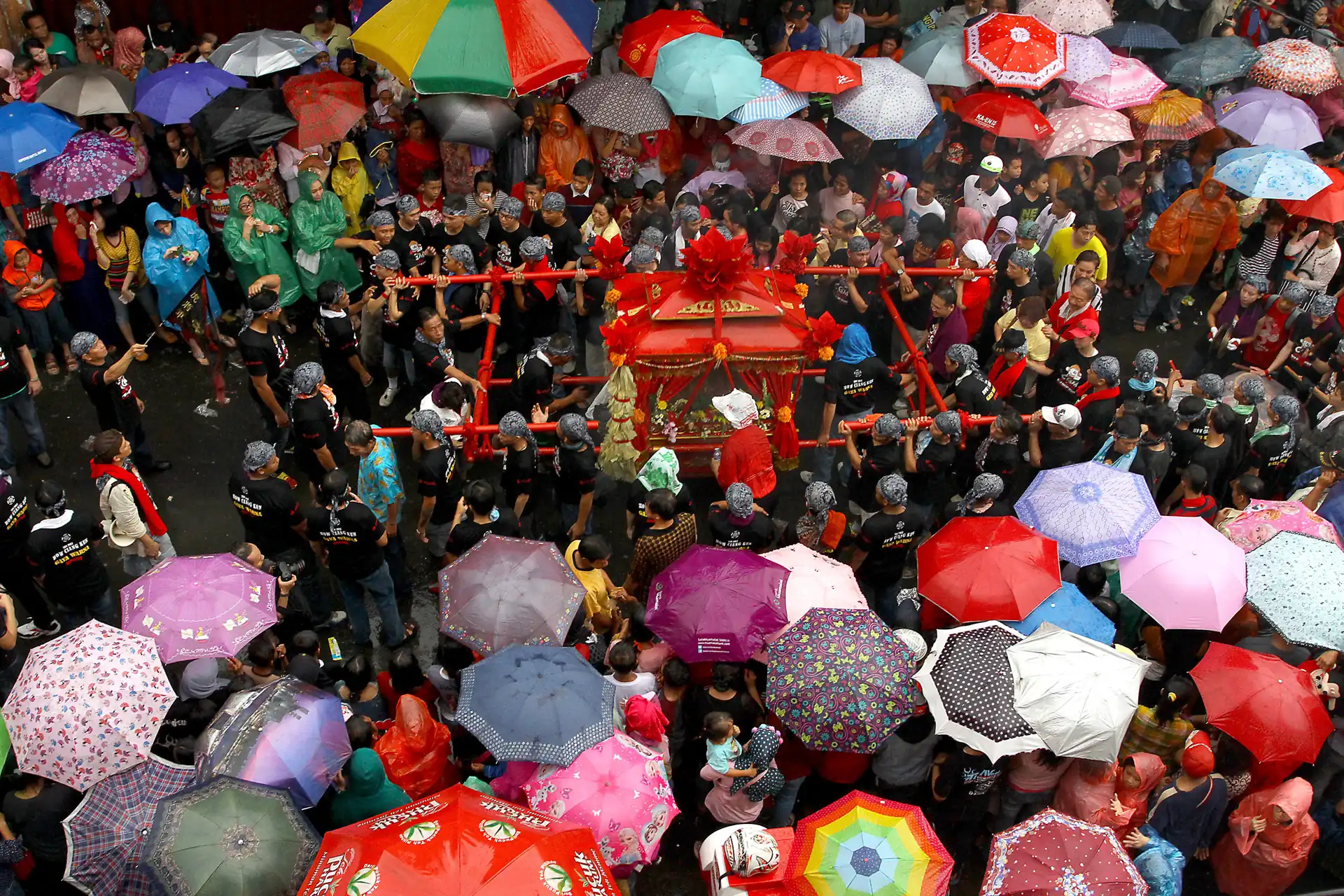 Tandu merah diarak di tengah kerumunan warga berpayung warna-warni pada Pesta Rakyat Cap Go Meh 2016 di Bogor, dilihat dari atas