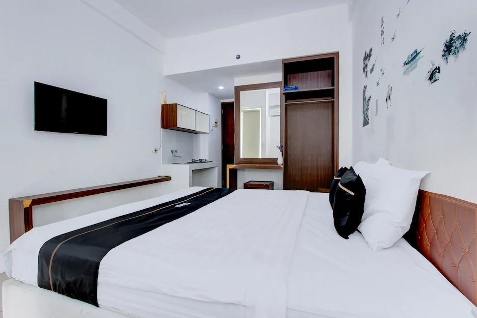 Kamar double eks Vivo Apartment dengan TV dinding dan meja rias