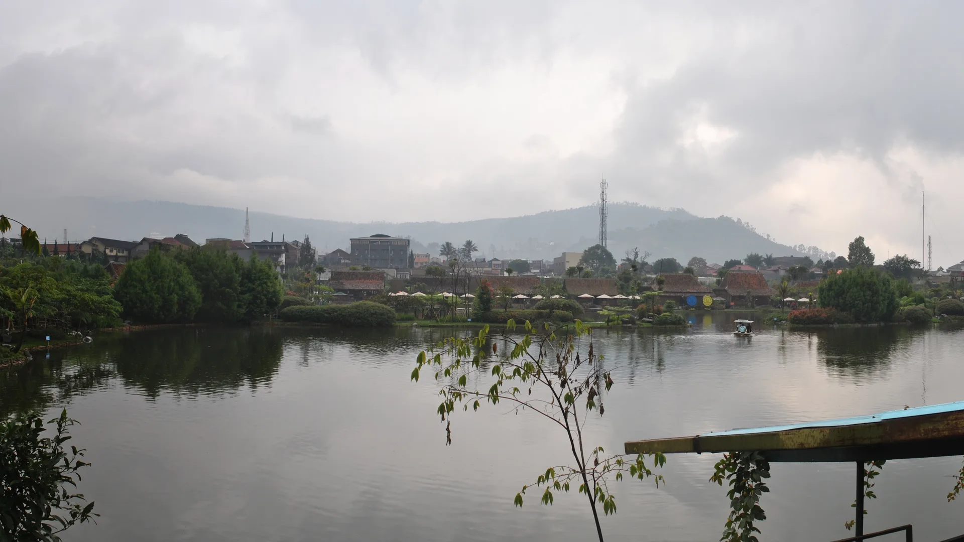 Danau Floating Market Lembang dengan permukiman dan perbukitan Lembang di latar belakang
