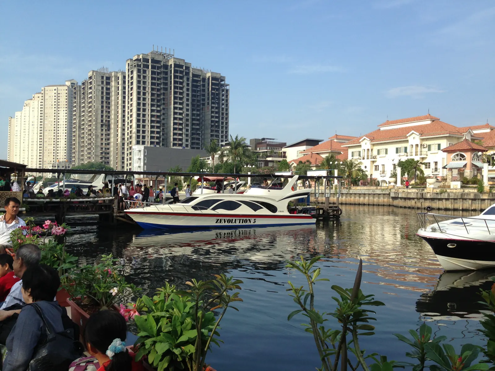 speedboat penumpang Zevolution 5 bersandar di Dermaga Marina Ancol, Jakarta, dengan calon penumpang menunggu di dermaga
