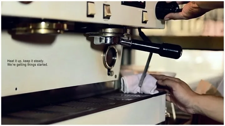 Barista menyiapkan espresso di mesin kopi Ejaan