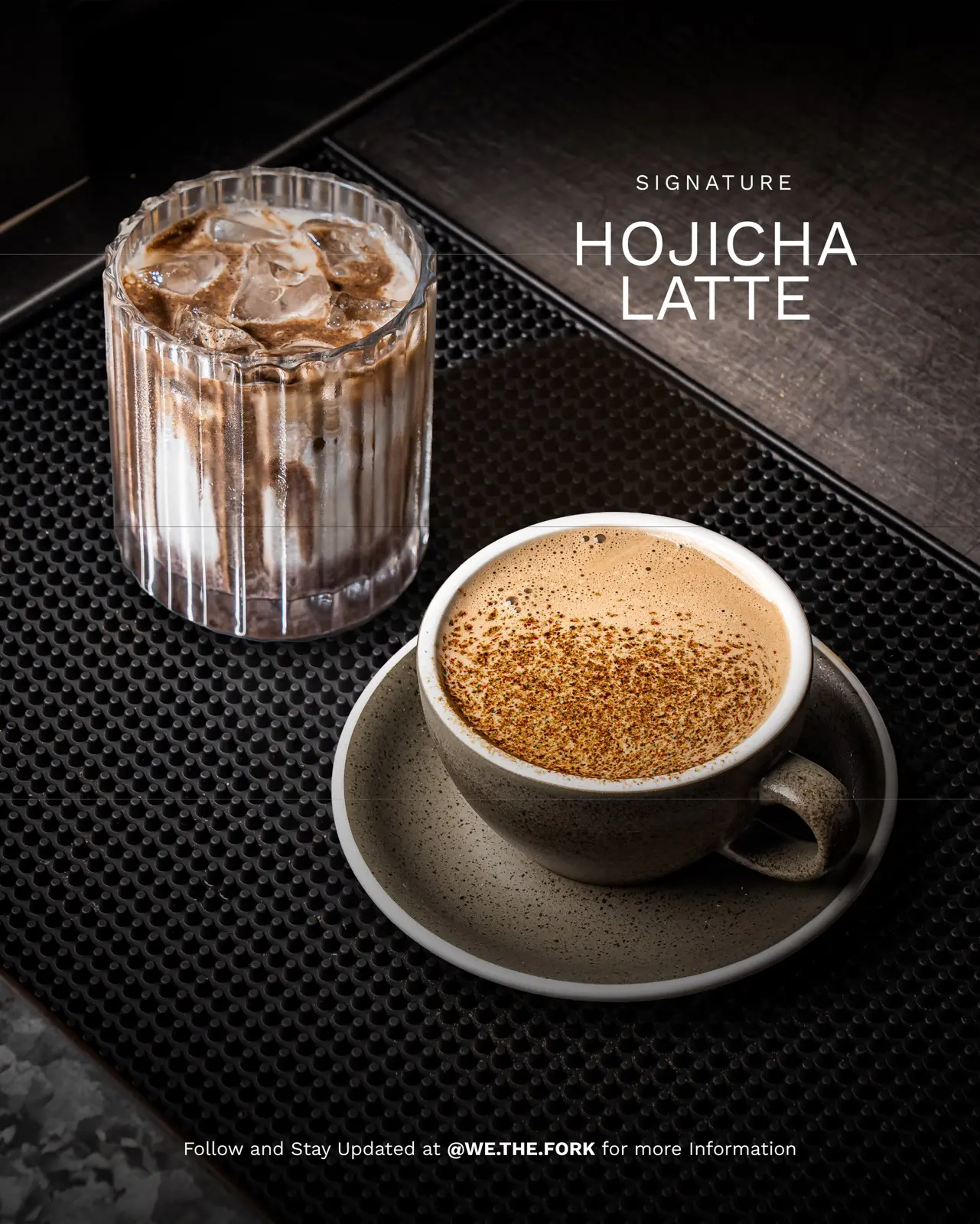 Segelas hojicha latte dingin dan secangkir kopi panas di meja gelap